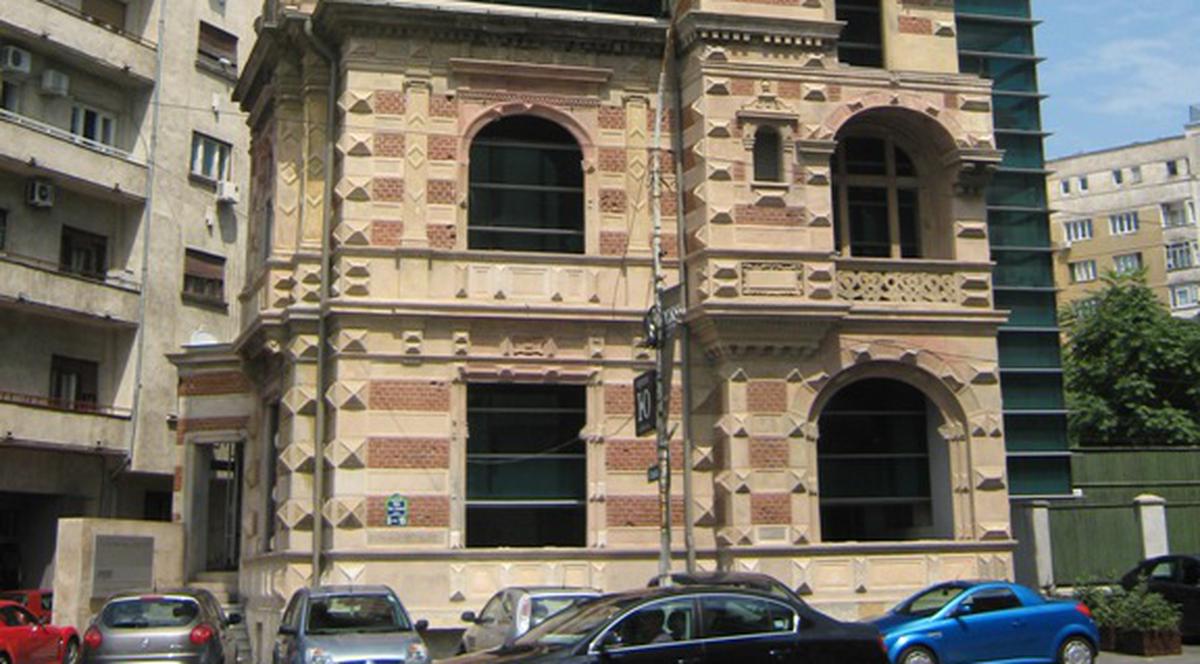 Iată ce clădiri ciudate sunt în Bucureşti!