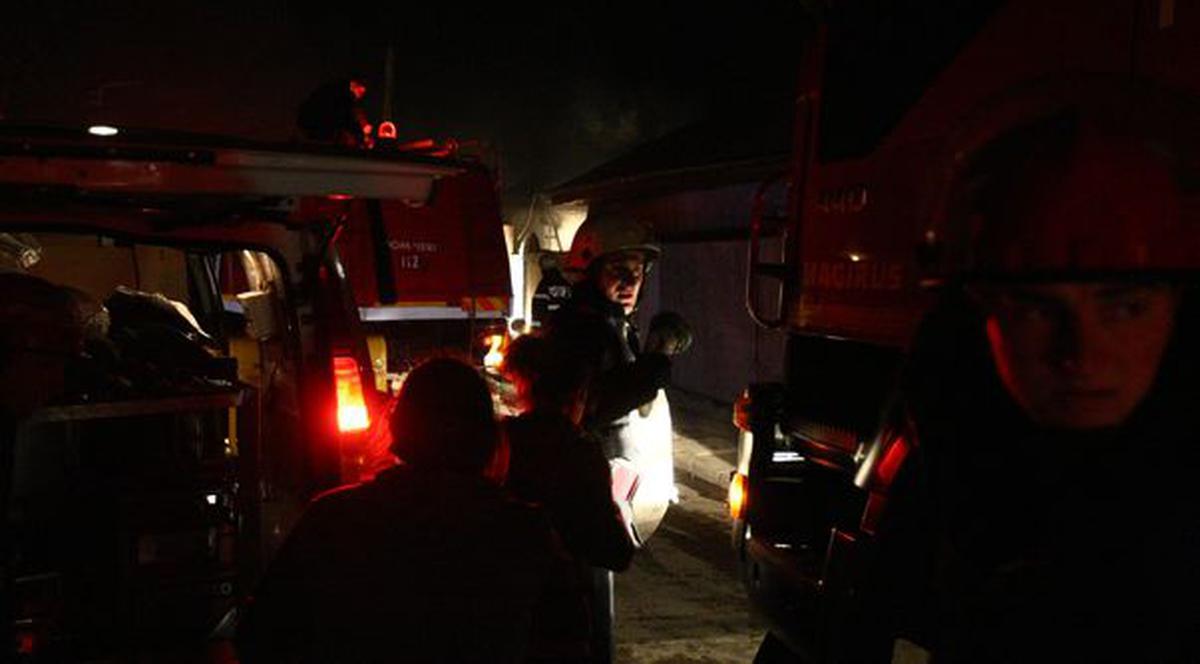 Foto | Casă arsă din temelii de la un scurt-circuit electric