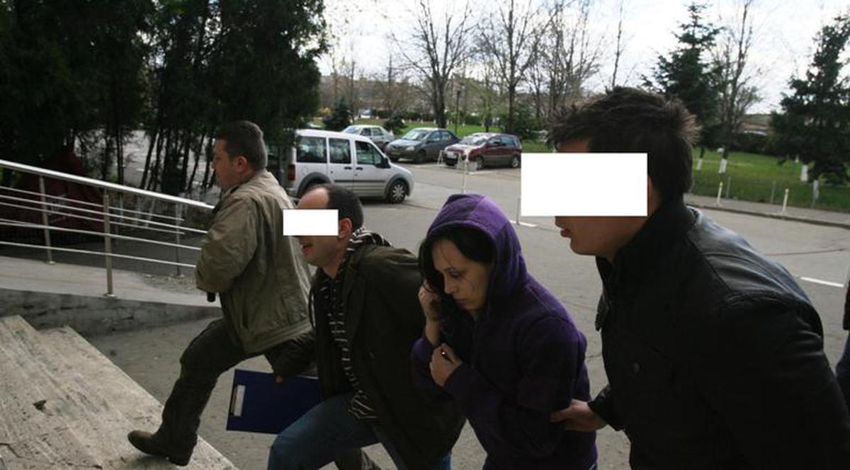 Ea e tânăra care şi-a aruncat bebeluşul la gunoi!