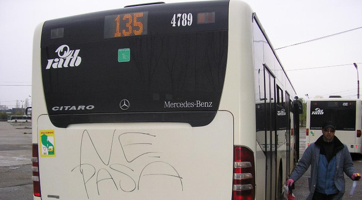 Uite cum a vandalizat autobuzul! 