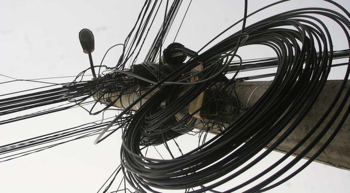 Moarte tragică pentru un hoţ | A căzut în cap de un stâlp cand încerca să fure cablu