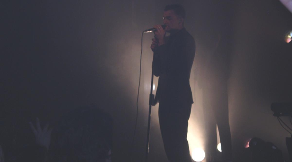 Solistul trupei Hurts și-a ”răsfățat” fanele din România cu trandafiri albi