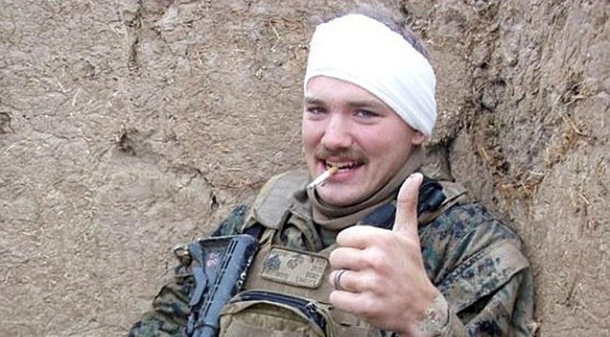 Zâmbeşte, deşi e împuşcat în cap