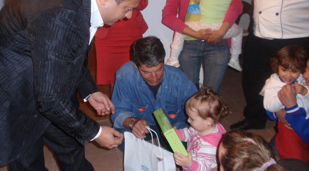 De Ziua Internaţională a Copilului, deputatul William Brînză a oferit cadouri la peste 1.000 de micuţi români care trăiesc în Spania, Portugalia, Italia şi Anglia