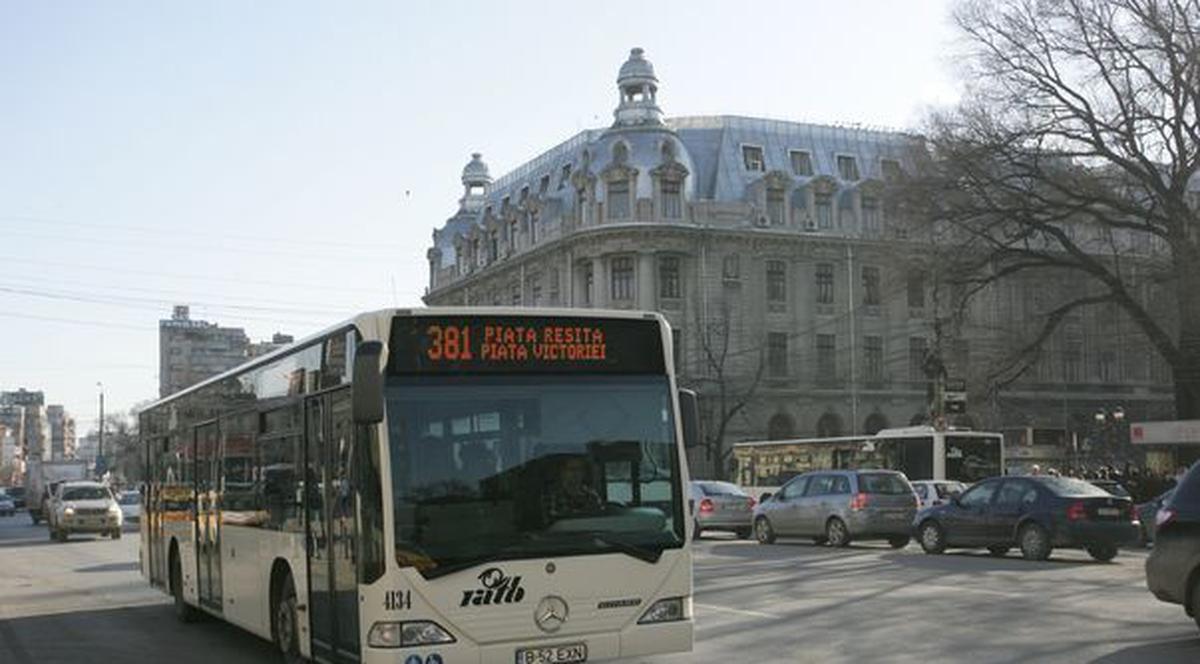 În Bucureşti, călătoria cu autobuzul se poate plăti şi cu un card bancar 
