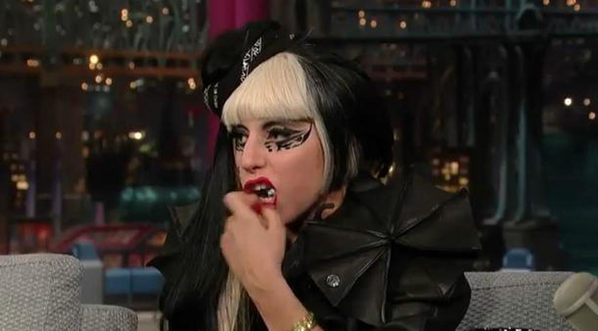 Video | Lady GaGa i-a mâncat desfăşurătorul lui David Letterman, în direct