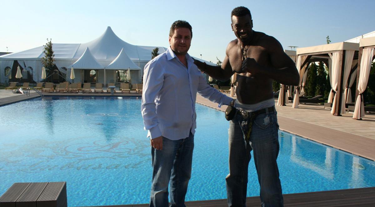 Bodyguard-ul Tinei Turner s-a răcorit la piscină, în Bucureşti 