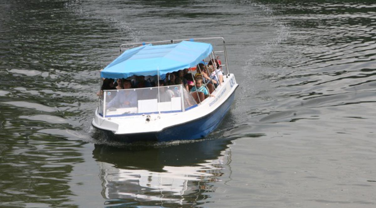 Senzaţii tari pe apă: ei sunt primii care au testat ecluza de pe lacul Herăstrău