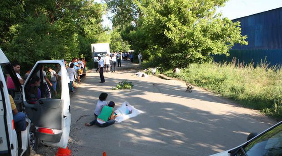 Foto | Doi motociclişti au murit după ce s-au izbit de un copac