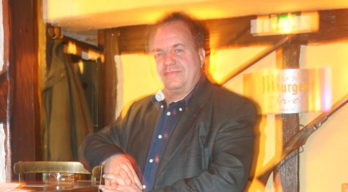 Ca să-l lase să emigreze, comuniştii i-au propus lui Titus Dumitrescu un troc: "Vrei paşaport, nu mai eşti cetăţean român!"