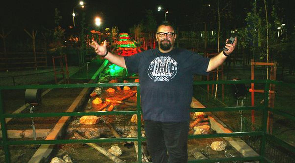 Foto | Zeci de copii au venit noaptea să admire lucrarea peisagistică din sectorul 4: "Ce mult ne place Cascada-Curcubeu"