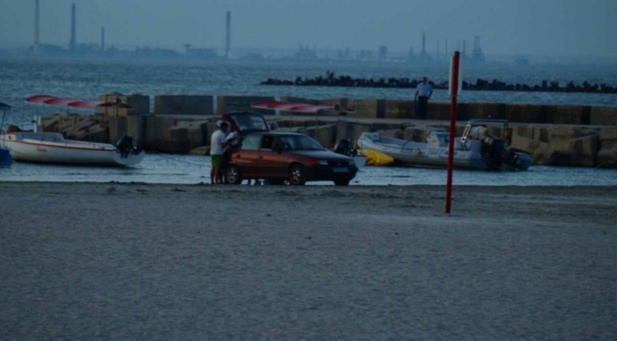 Câtă nesimţire! Şi-au adus maşina pe plajă chiar în dreptul semnului care le interzice asta