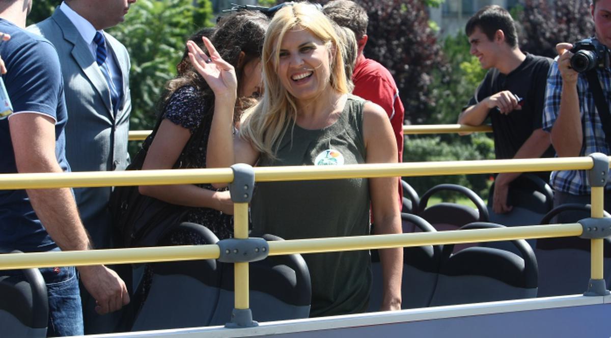 Ia uite ce face Udrea când se plimbă cu autobuzul prin Bucureşti