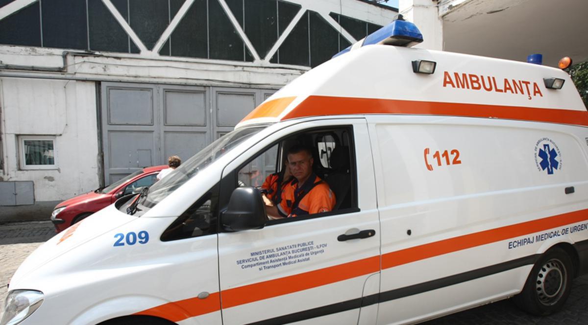 Un copil de 10 ani a căzut în cap de pe un acoperiş, la şcoală