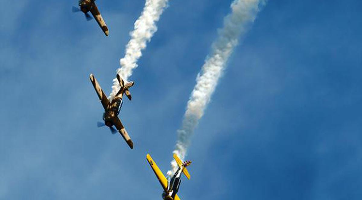 Show aviatic cu simulări de lupte aeriene şi efecte pirotehnice, mâine, la Băneşti, judeţul Prahova