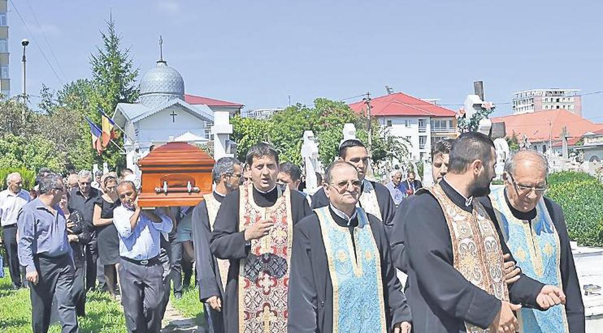 Afaceristul Valeriu Damian, găsit mort, în casa din Bacău, a fost înmormântat cu un sobor de 11 preoţi 