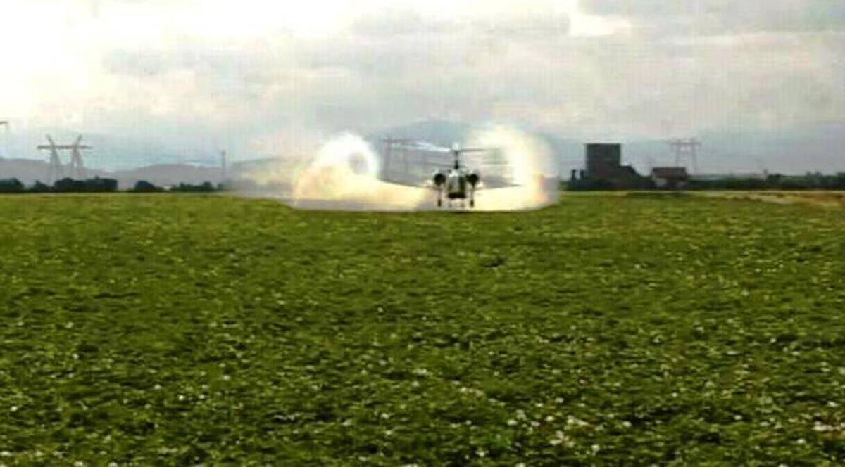 VIDEO l Spectaculos! Un pilot român zboară la „firul ierbii” pentru a stropi cum trebuie câmpul!