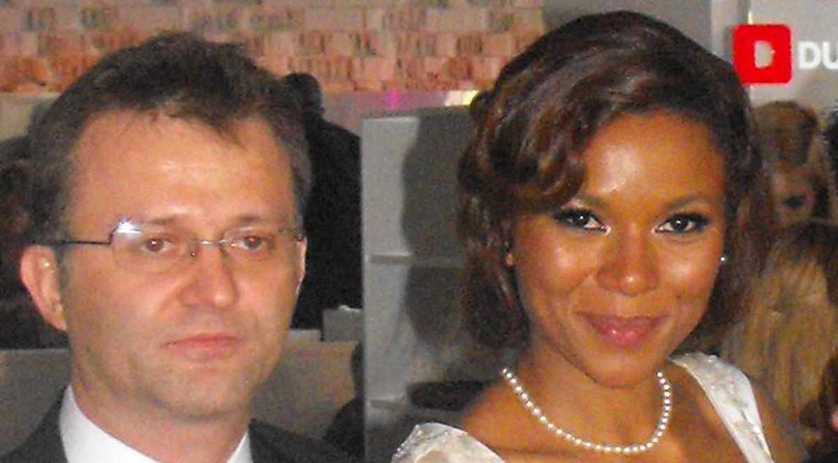 Iată cum îşi răsfaţă Nadine soţul!