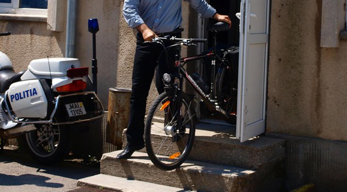 Foto | Şeful de la Rutieră Constanţa a lăsat maşina pentru bicicletă