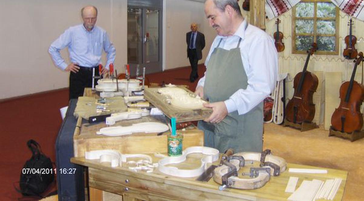 Foto | El este deputatul care face viori