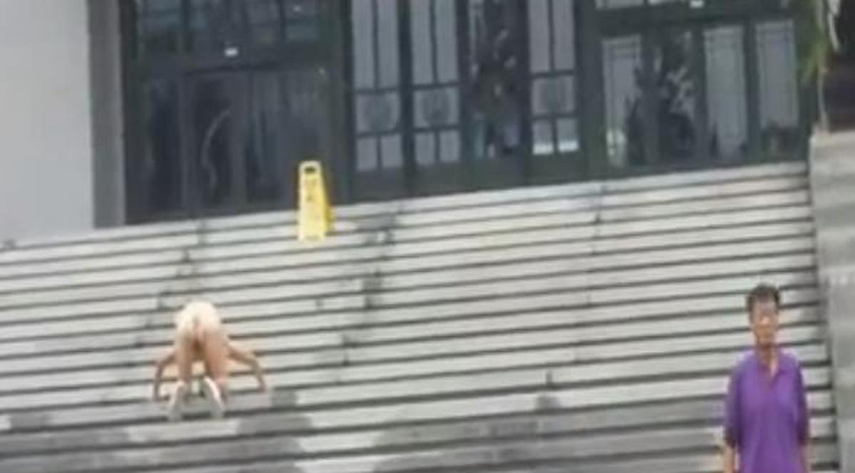 Video | O bătrână s-a dezbrăcat în faţa tribunalului în semn de protest