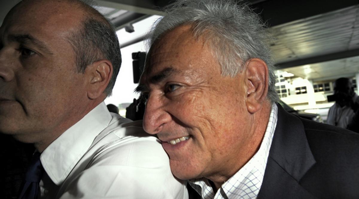 Foto | Dominique Strauss-Kahn, fericit că se întoarce în Franța