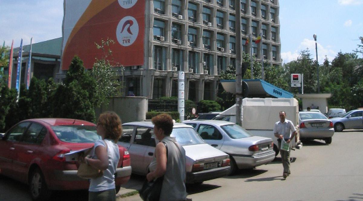 În faţa sediului TVR, mai mulţi protestari s-au luat la ceartă cu jandarmii 