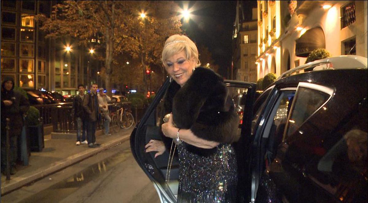 Foto | Iată cum a petrecut Christine Valmy de ziua ei la Paris! Nu au lipsit şampania, icrele negre şi o rochie de 7 kg
