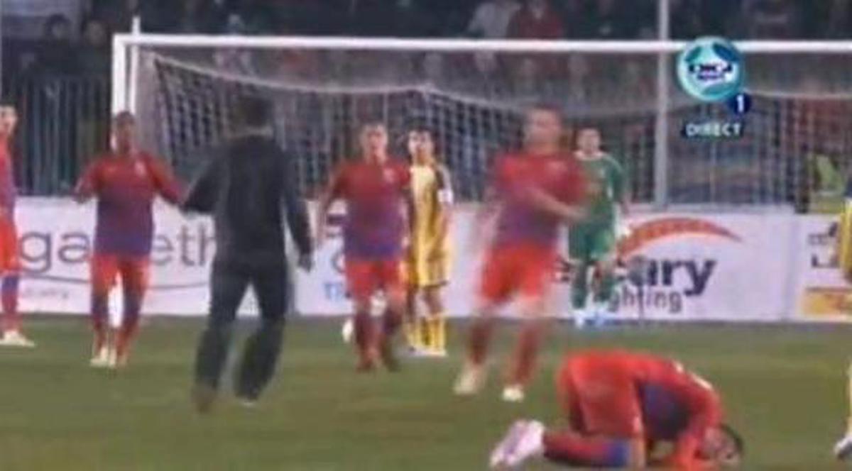 VIDEO Huliganii ploieşteni, mână-n mână cu forţele de ordine?