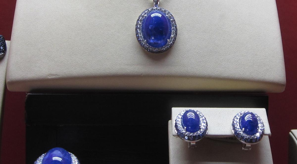 Ai da 35.000 de euro pe aceste bijuterii create de un român?