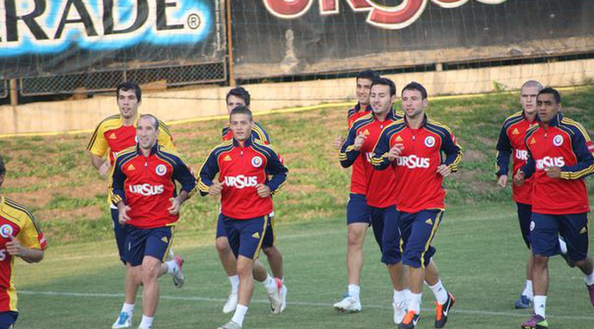 Foto | La antrenamentul din această seară, fotbaliştii mai mult au dialogat decât s-au pregătit: Naţionala de vorbăreţi