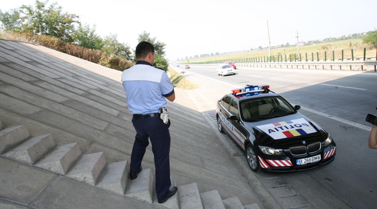 Ce ţeapă şi-a luat! Un tânăr din Piteşti, cercetat penal pentru că s-a costumat în poliţist de Halloween