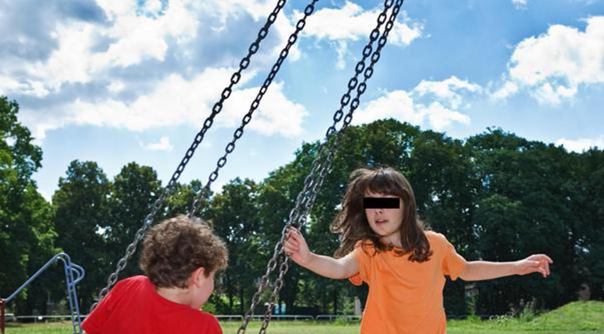 Alertă în Năvodari: o fetiţă s-a intoxicat în parcul de joacă din cauza unei substanţe toxice