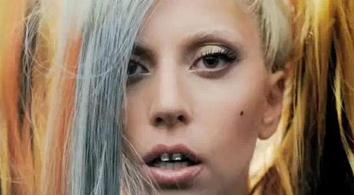 Video | Se poate mai ciudată de atât? GaGa şi-a "tunat" dinţii