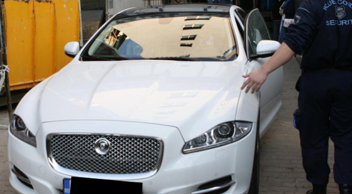 Foto exclusiv | Irinel Columbeanu, la spital la tatăl său, cu o maşină de 130.000 €