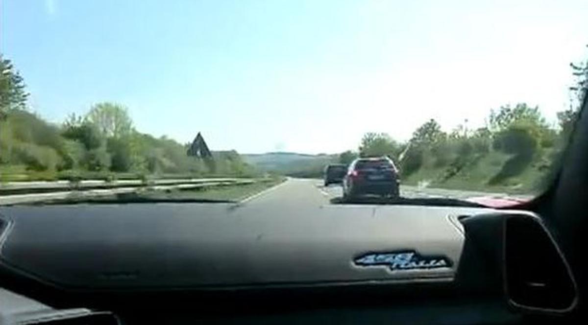 Video | Au şi alţii "bizonii" lor: uite-l cum merge cu 328 km/h pe autostradă!