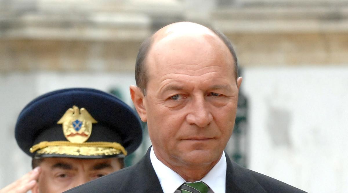 Preşedintele Băsescu i-a trimis flori poliţistei înjunghiate în misiune