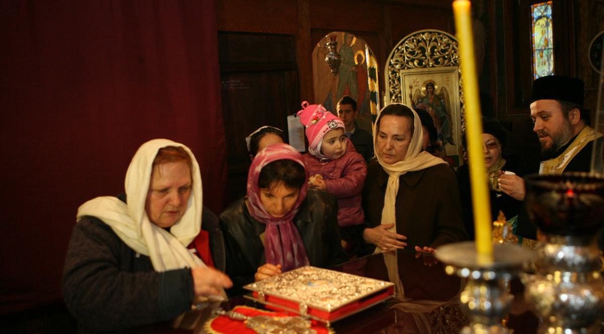 Credincioşii s-au îngrămădit la resfinţirea Schitului Darvari