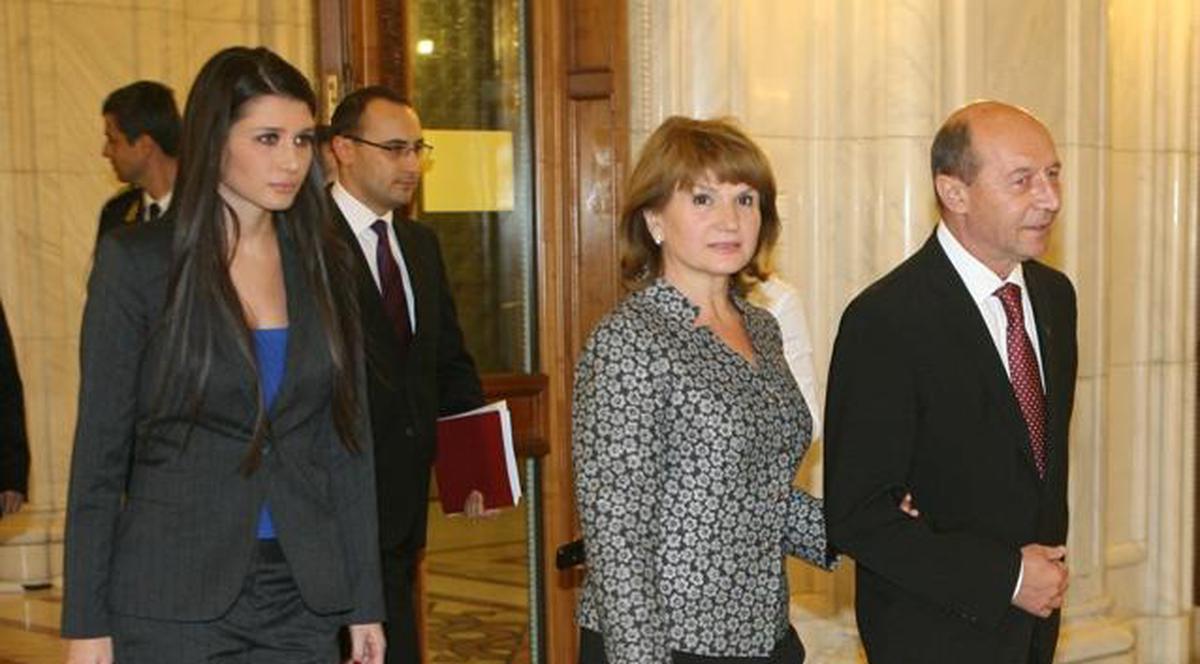 Elena Băsescu despre familie: "Tatăl meu a fost model pentru mine. Mama e stâlpul familiei"
