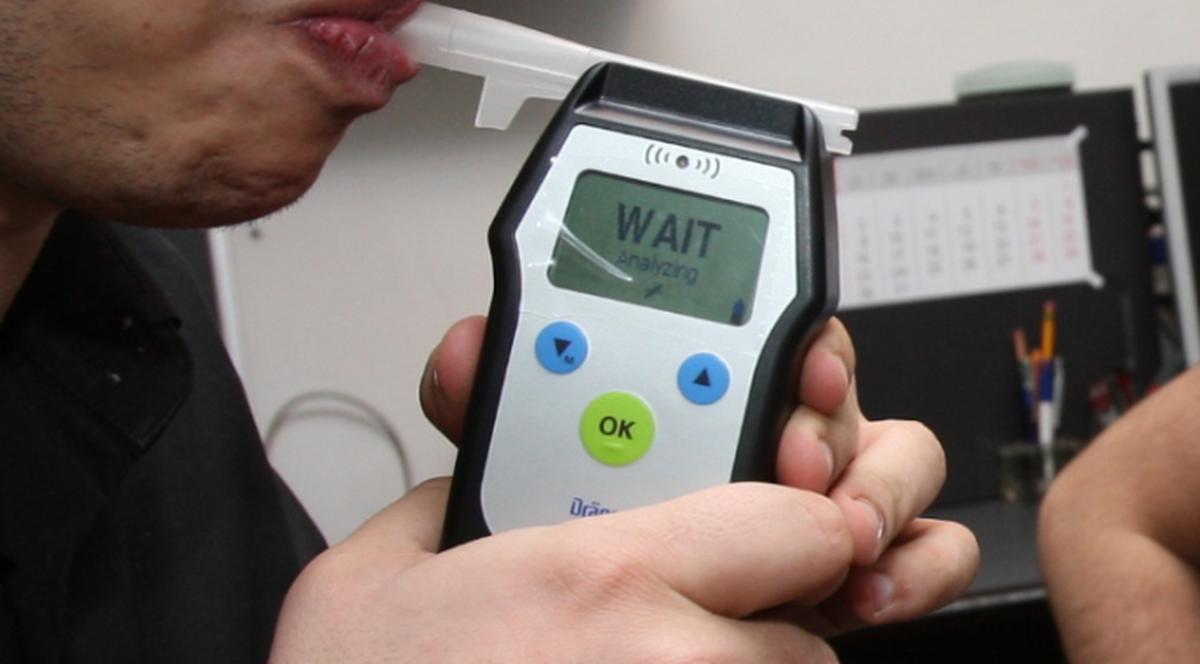 Trei beţivi s-au baricadat în autoturism, ca să nu fie arestaţi