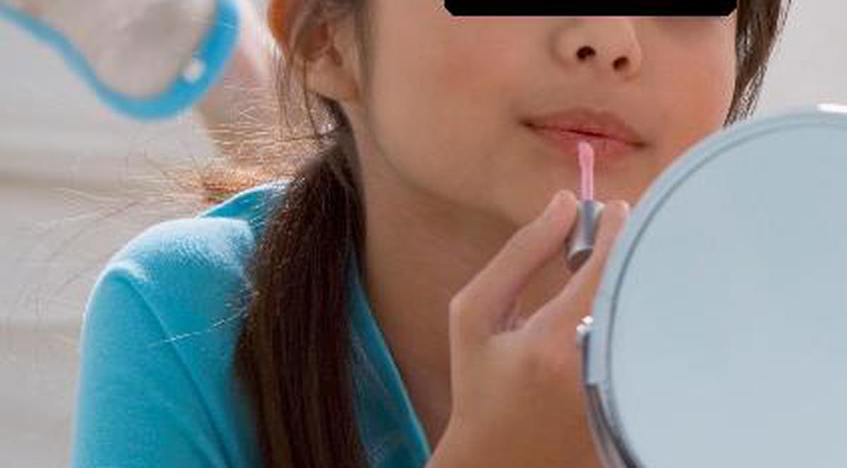 Şocant! O fetiţă de numai 7 ani, nevoită să lucreze ca dansatoare într-un club de noapte