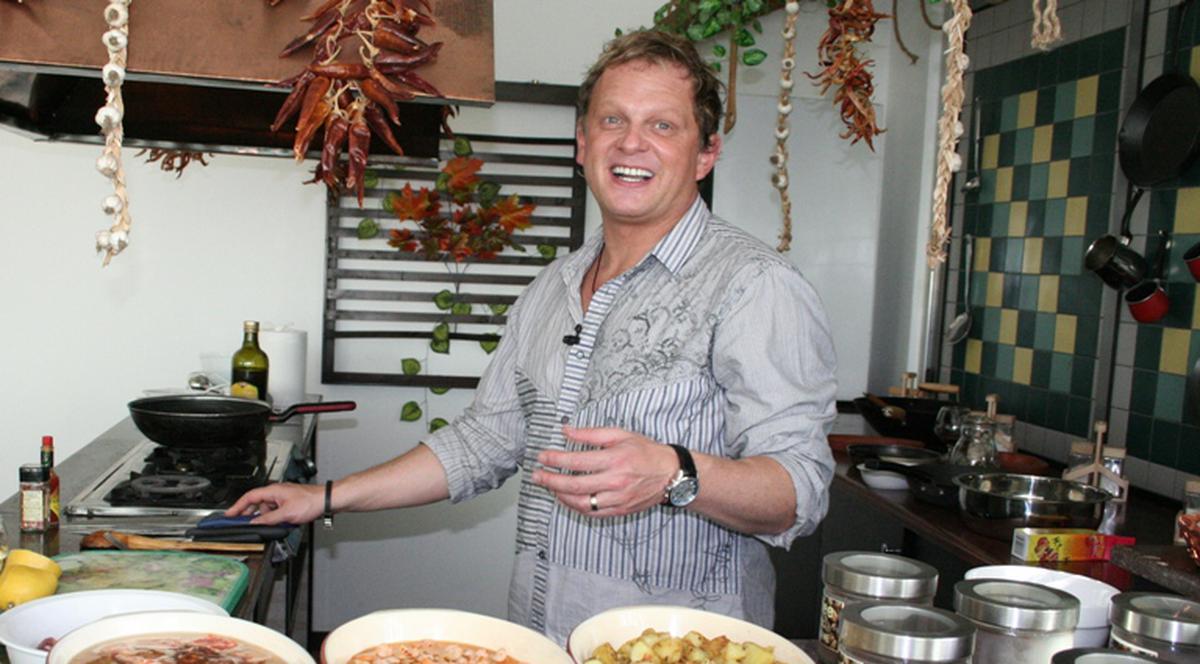 Leonard Miron își invită musafirii la o călătorie în jurul lumii, la ”Cireașa de pe tort”