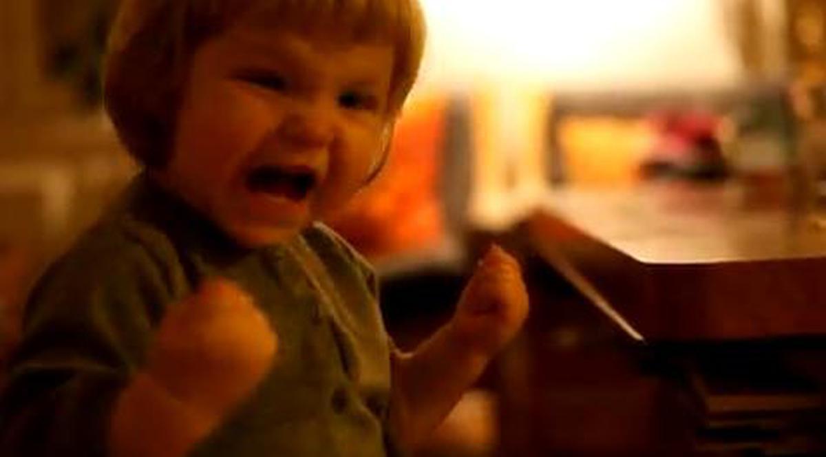 Video | Cel mai înfricoşător copil de pe Youtube? Filmuleţul la care s-au uitat peste o jumătate de milion de oameni în doar două zile