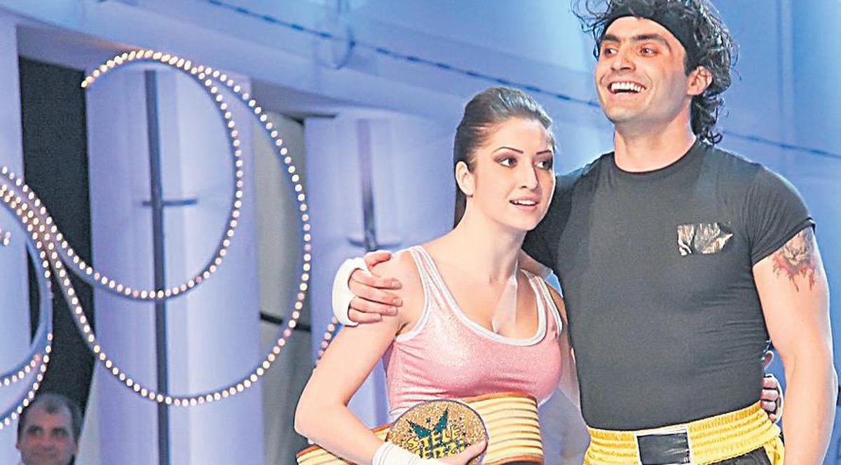 Andrei Condoianis, avocatul bătut de cântăreţ în 2005, îl execută silit pe acesta: "Pepe dansează pentru mine"