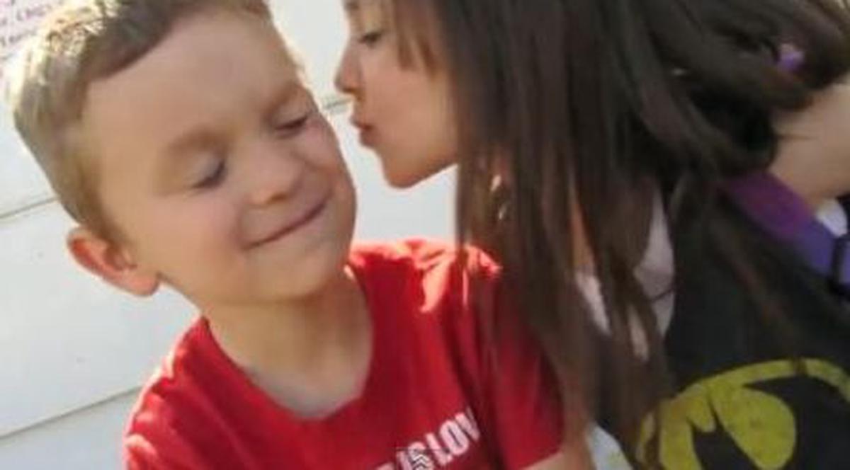Milioane de oameni au hotărât că acesta e cel frumos sărut de pe Internet | VIDEO