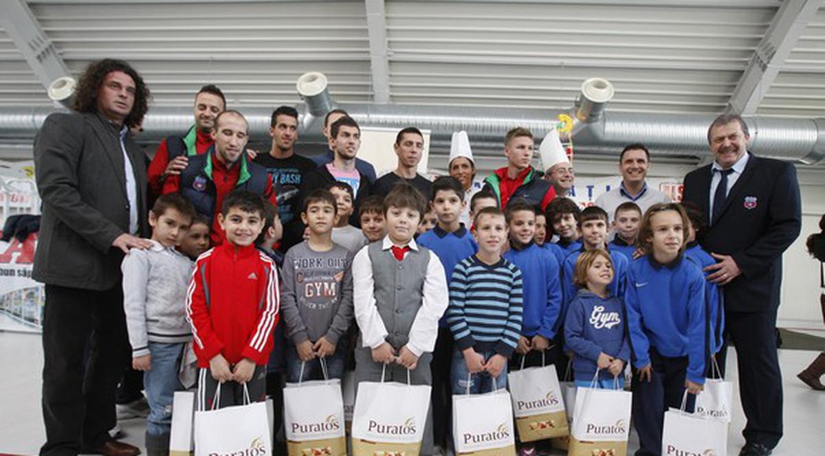 Steliştii au făcut cadouri copiilor la Liceul Mircea Eliade