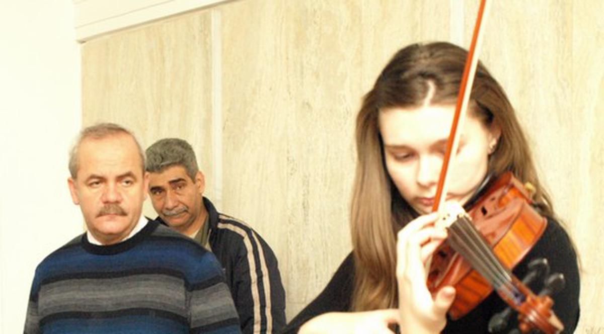 Deputatul Vasile Gliga, supranumit şi „regele viorilor„ din România, le repară instrumentele stricate colegilor în Casa Poporului