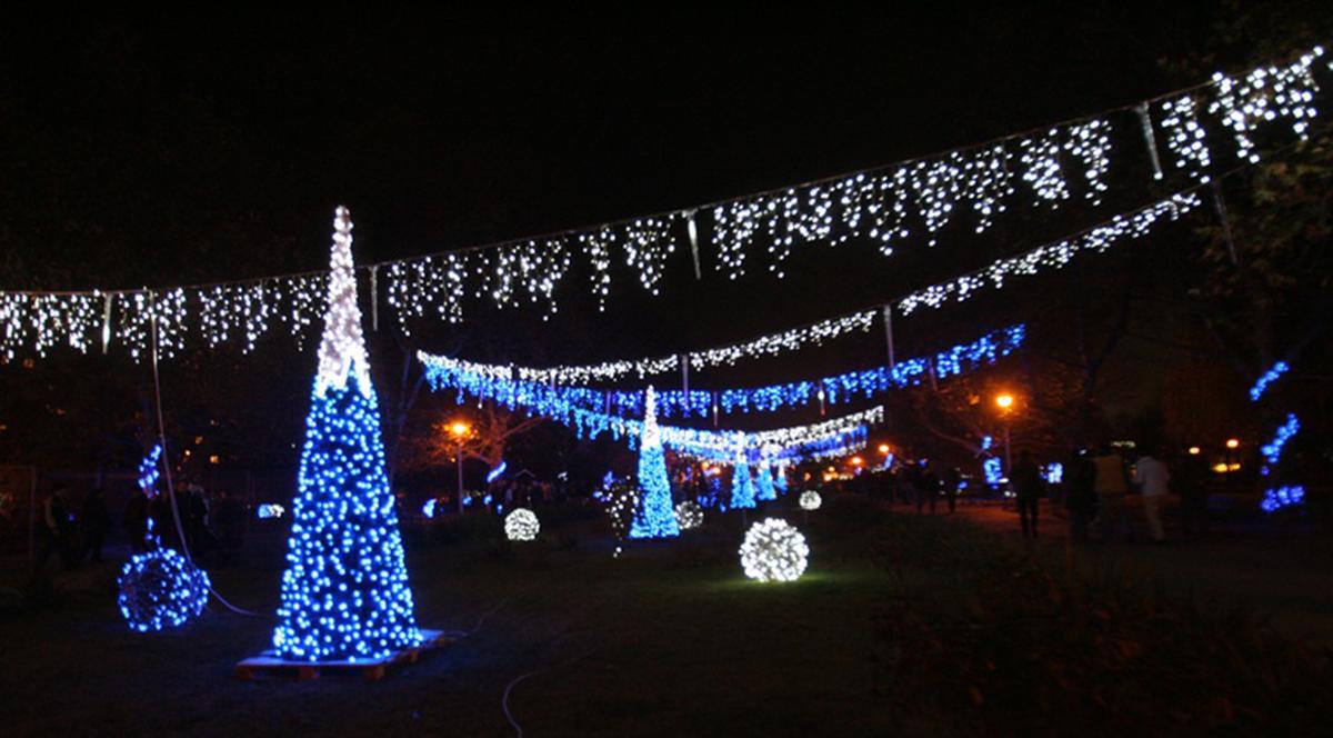 Uite ce de luminiţe sunt în parcul Crângaşi din Capitală