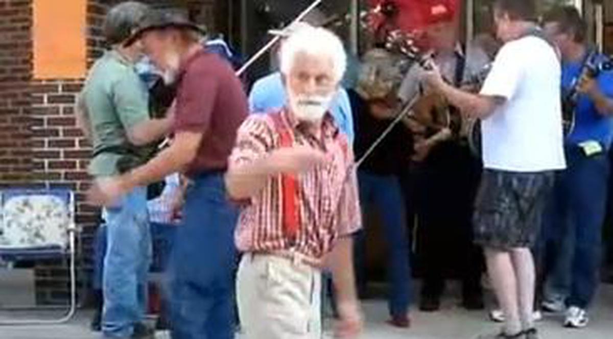 EL E CEL MAI SIMPATIC BATRÂNEL DIN LUME! Vezi cum a cucerit internetul | VIDEO