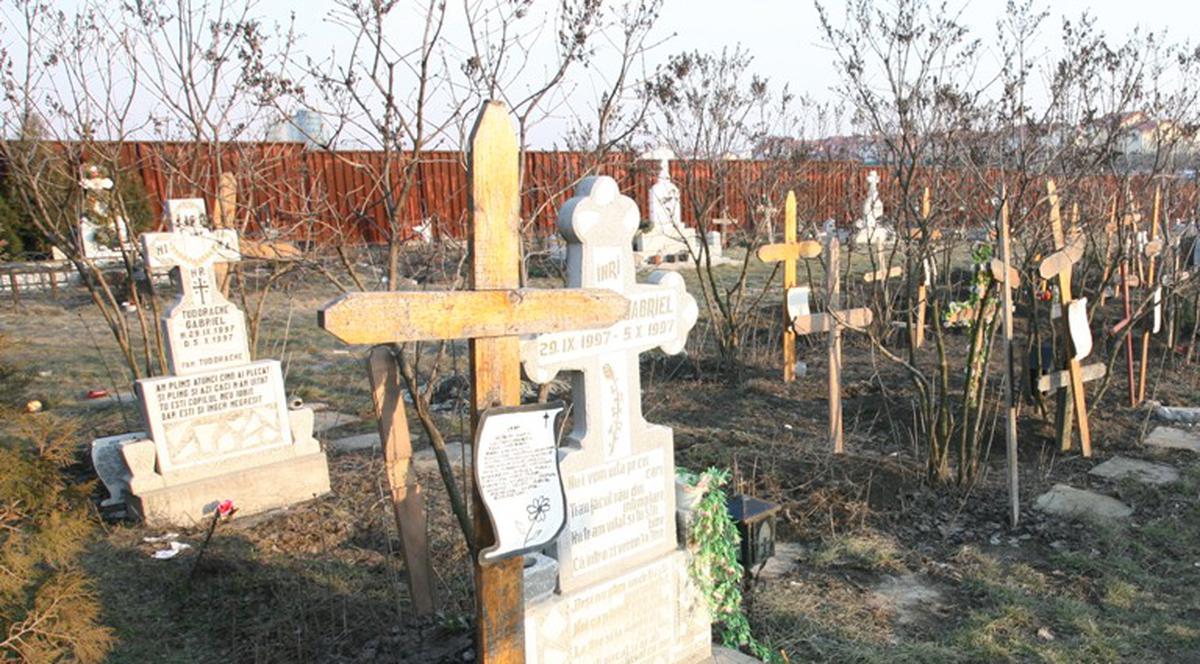 Monumente funerare vandalizate de elevi în judeţul Botoşani
